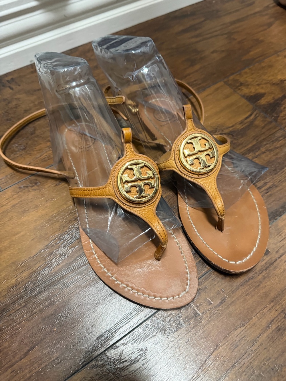 Tory Burch Leather Thong Sandals in Tan with Gold Logo Medallion